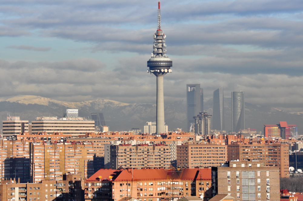 Torre de Tlevisión de Madrid, el Pirulí con el barrio de Moratalaz al fondo