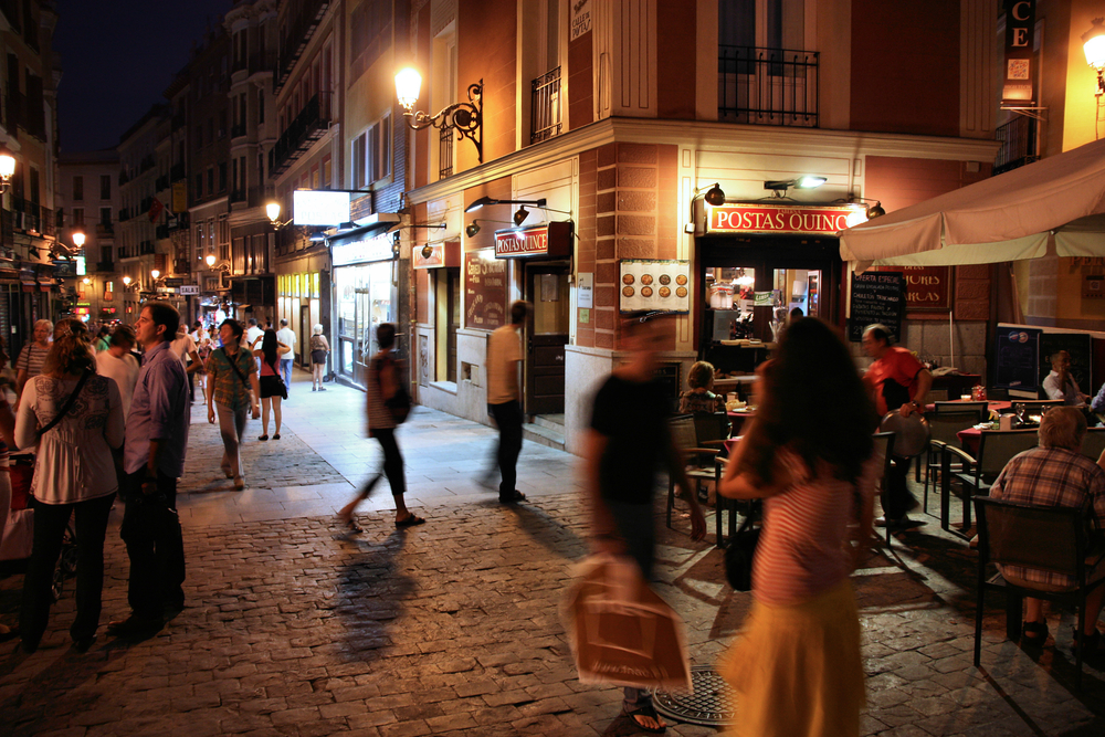 Ambiente nocturno en Madrid, barrio de las Letras-Lavapiés