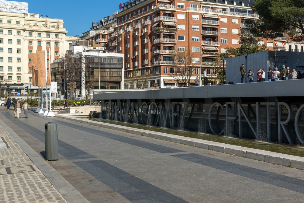 Plaza de Colón de Madrid con el centro cultural Fernando Fernán Gómez