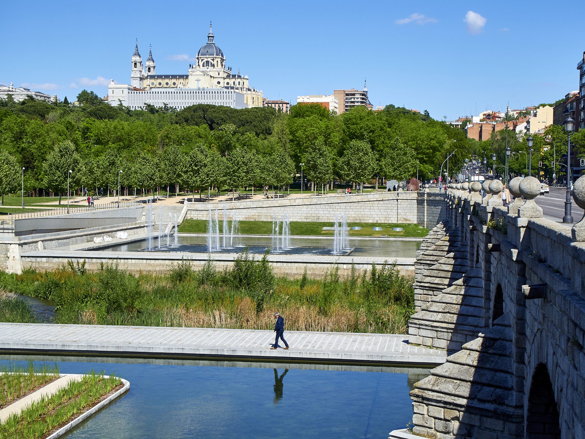 Vista general de Madrid Río desde el puente de Segovia.